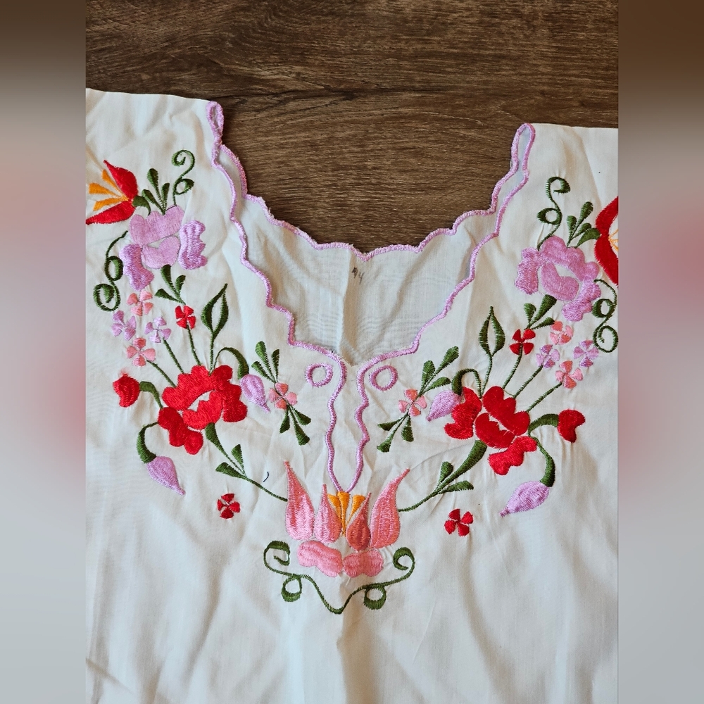 Vintage embroidered floral white peasant top traditional Mexican blouse - Picture 4 of 10
